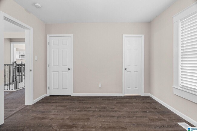 Building Photo - 528 10th Ct W