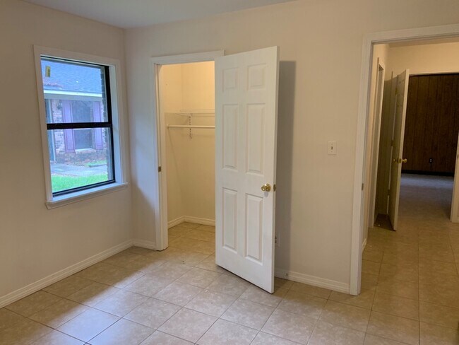 Building Photo - 2924 Holly Dr