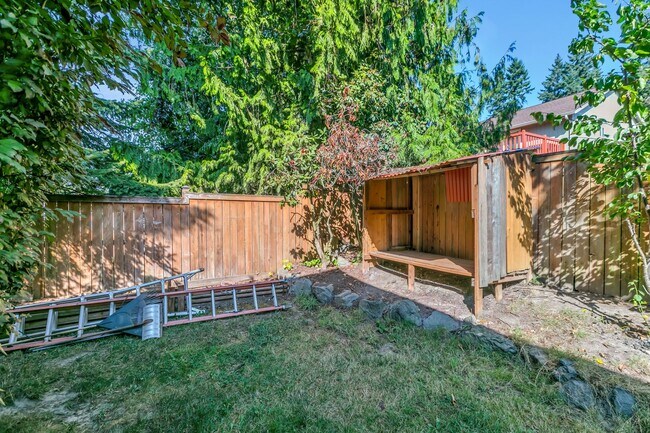 Building Photo - 3-bedroom, 2.5-bathroom home located in Fe...