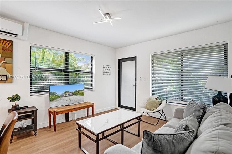 Building Photo - 754 NE 40th St