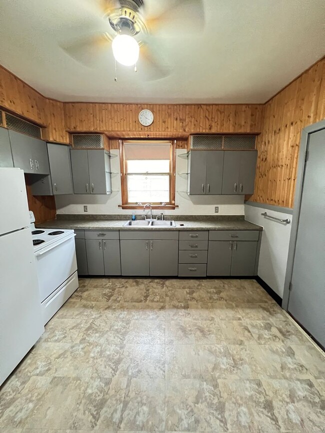 Building Photo - AVAILABLE JUNE - Large 3 Bedroom, 2 Bathro...