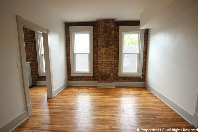 Building Photo - Updated 2 Bedroom 1 Bathroom in Downtown C...
