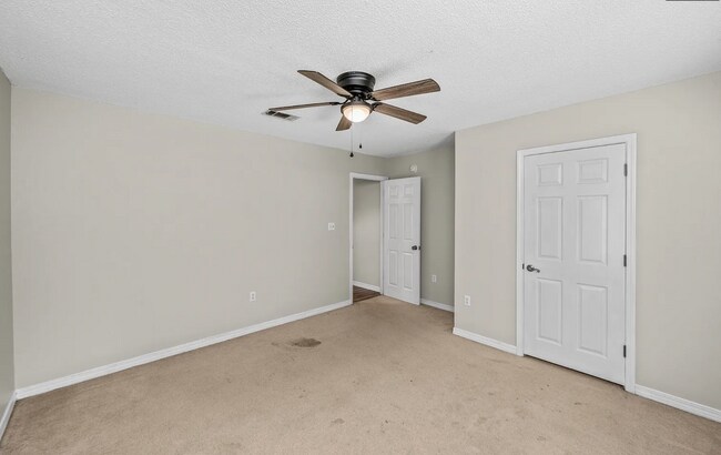 Building Photo - 4 bedroom 2 bathroom