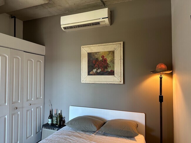 Building Photo - 825 E 4th St