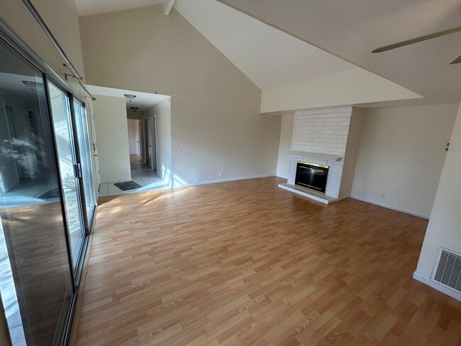 Building Photo - Beautiful 3 Bedroom 2 Bath Home, Private Yard, 2 car attached garage