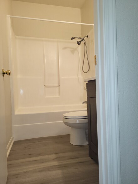 Full bath - 5516 NW Homer White Rd