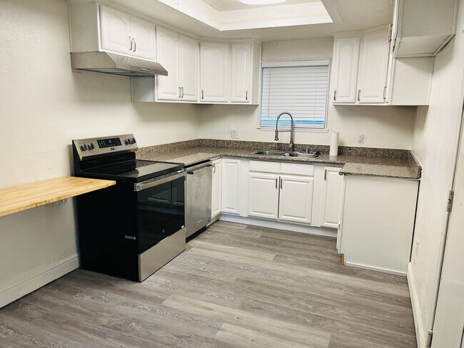 Building Photo - Cute & Updated Duplex