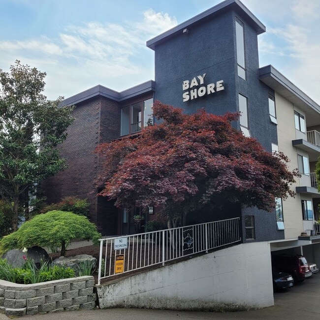 Building Photo - Charming 1 Bedroom Condo in Boutique Kirkl...