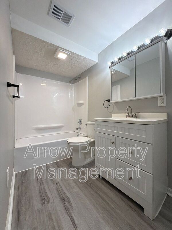 Building Photo - 2049 Worthington Ave