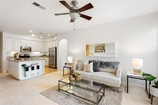 Building Photo - Gorgeous 2 Bed 2 Bath Dublin Townhome with Amenities! Centrally Located!