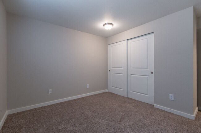 Building Photo - Spacious One Bedroom in Forest Setting! One Month Free!