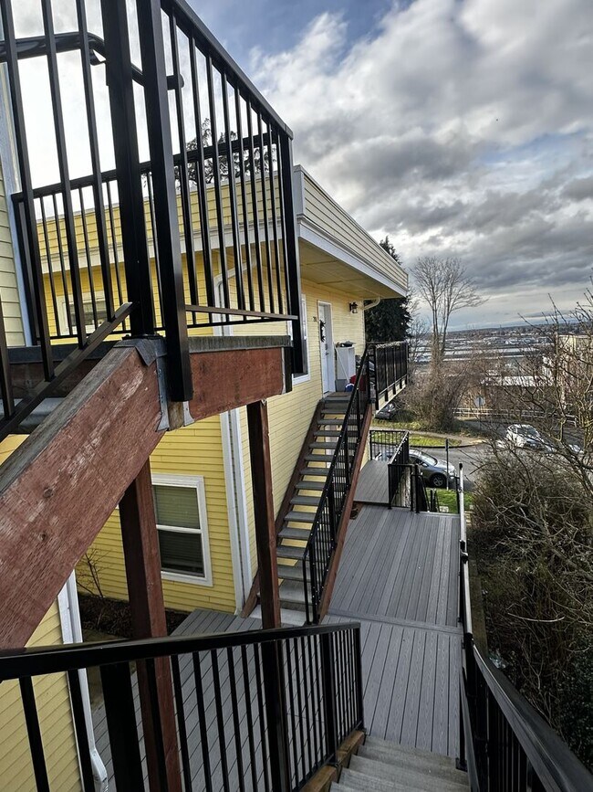 Building Photo - 826 N Garden St