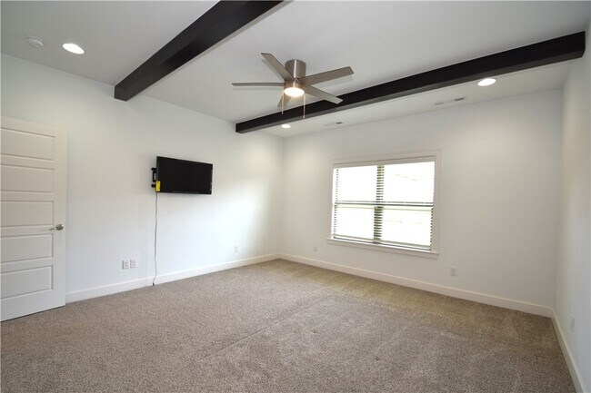 Building Photo - 4203 SW Bermuda Ave