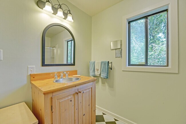 Building Photo - Phenomenal QA Home!