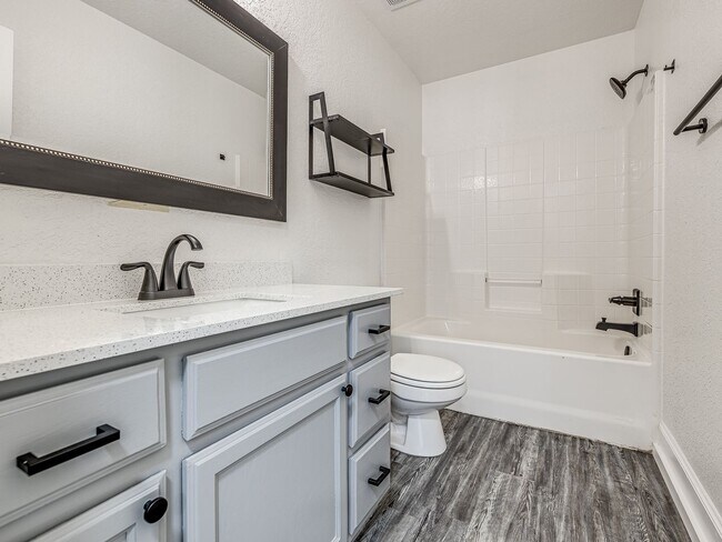 Building Photo - Newly remodeled home in Yukon!