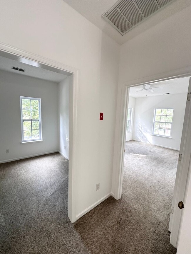 Building Photo - Bright & Beautiful 2 Bed, 2 Bath Townhouse...