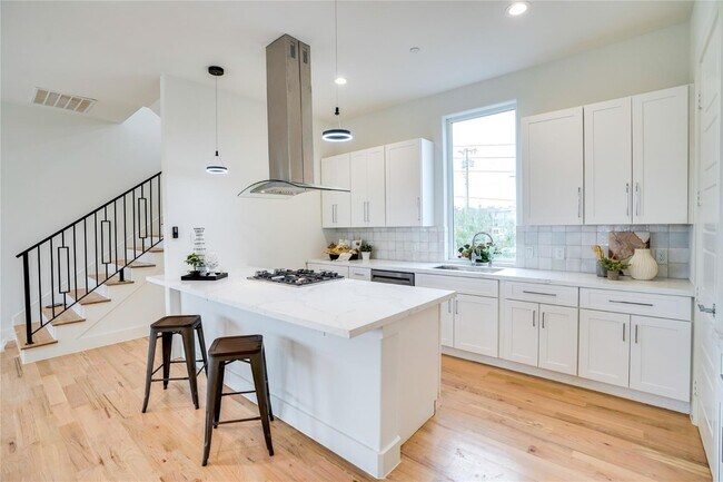 Building Photo - 1 Bedroom Townhome with Rooftop Deck and 1 Car GAR Near Lower Greenville and Henderson