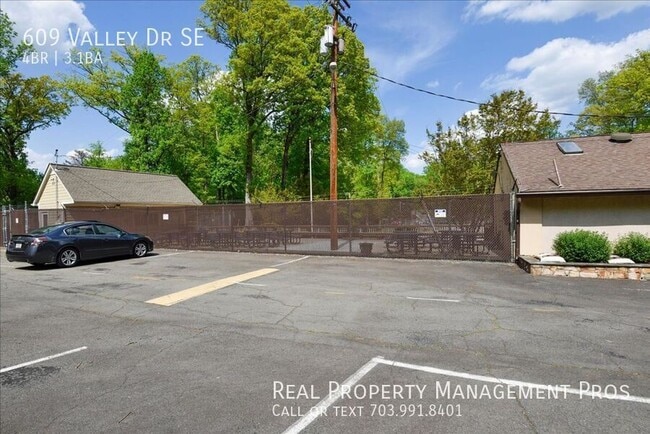 Building Photo - 609 Valley Dr SE