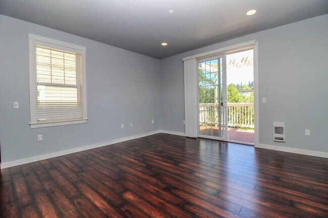 Building Photo - 2bed/2bath Lake Boren Townhome with greenbelt and lake views! Prime Newcastle Location.