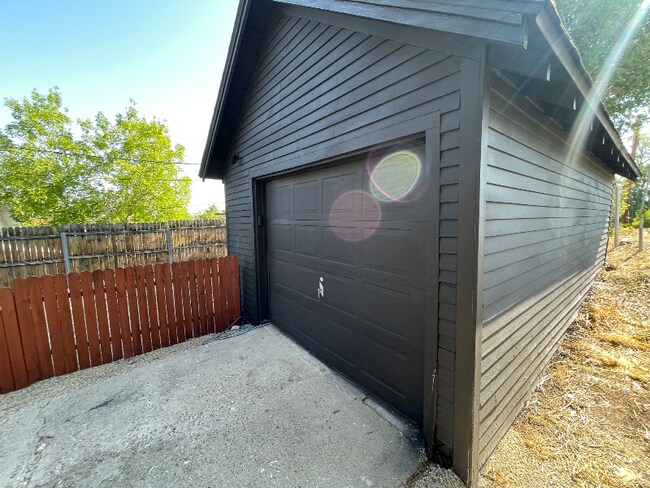 Building Photo - 627 S Melrose St