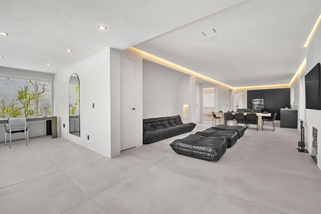 Building Photo - 120 NE 25th St