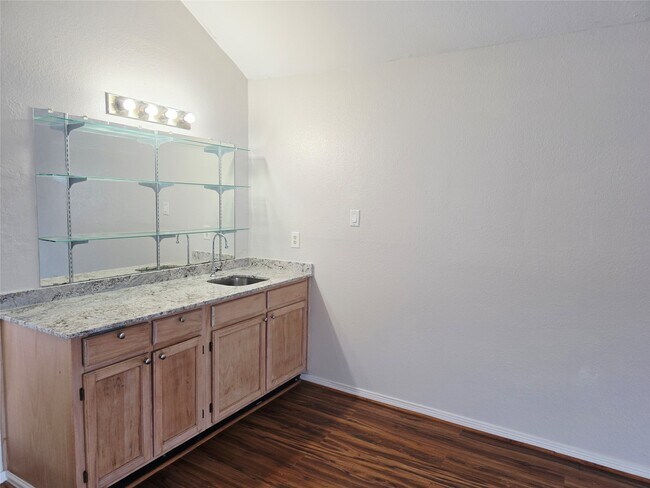 Building Photo - 15330 Oak Terrace Dr