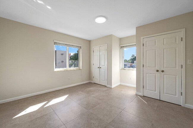 Building Photo - 930 SW 24th Ct