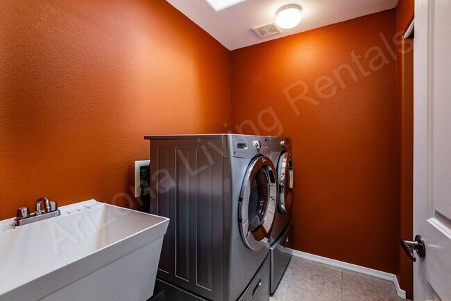 Building Photo - FURNISHED POOL HOME