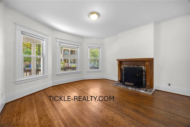 Building Photo - 15-17-17 Roosevelt St