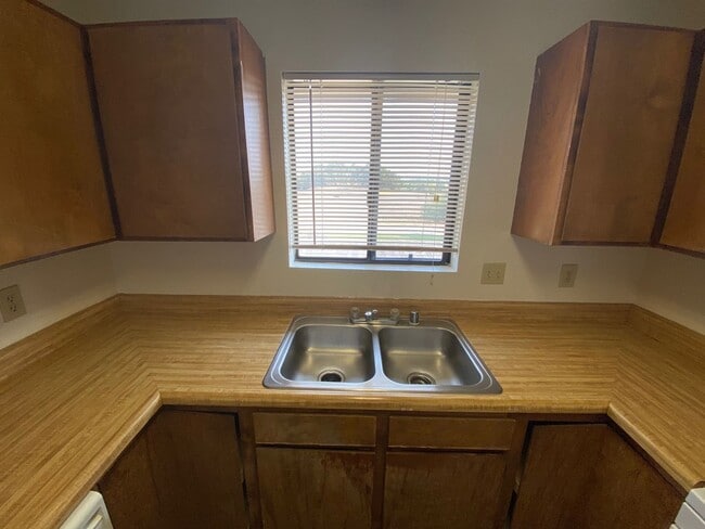 Building Photo - 2 Bed / 1 Bath (South Atascadero)