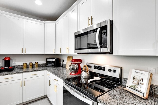 Building Photo - 16330 Oakview Dr