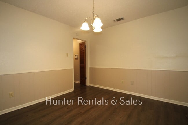 Building Photo - Country Trails Classic!