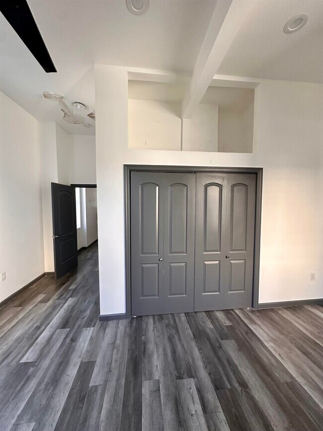 Building Photo - 1723 Summit Ave