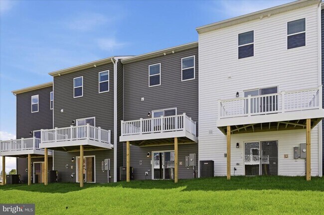 Building Photo - 122 Bowers St