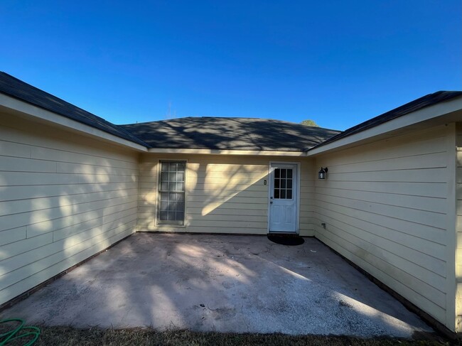 Building Photo - Welcome to this charming 3-bedroom, 2-bath...