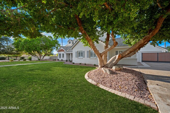 Building Photo - 4352 E Santa Rosa Pl