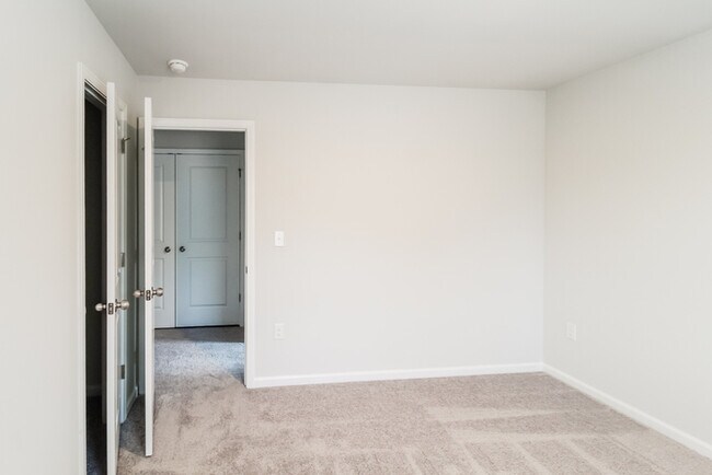 Building Photo - Fantastic 4bd/2.5ba home! Coming soon!