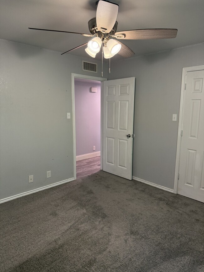 Building Photo - 3601 Oakwood Dr