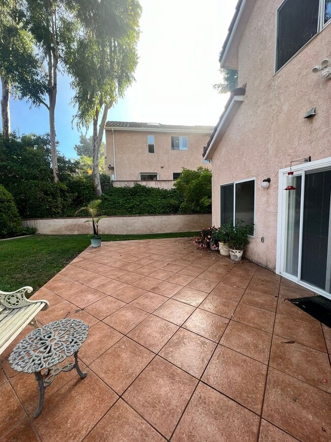 Building Photo - West Ventura - Gorgeous updated three bedroom, 2.5 bath home in Brock Hills