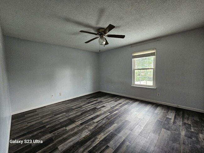 Building Photo - 615 Lilly Ln