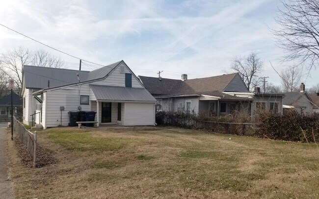 Building Photo - Historic 2 BR House! Bonus Room, W/D Hooku...