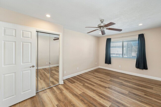 Building Photo - Gorgeous Water Views!