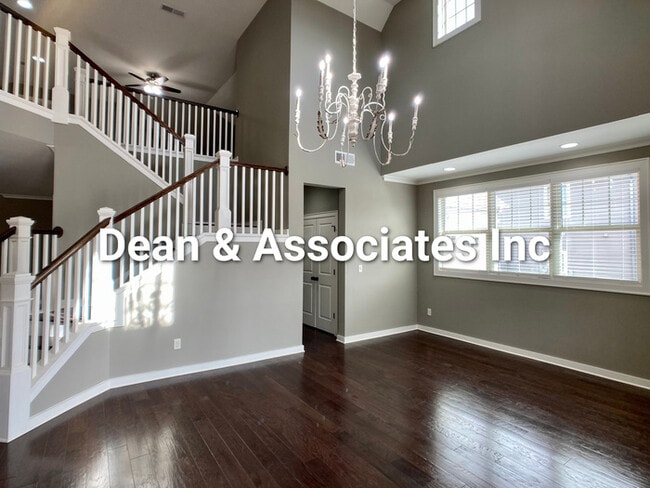 Building Photo - 472 Lake Chelsea Way