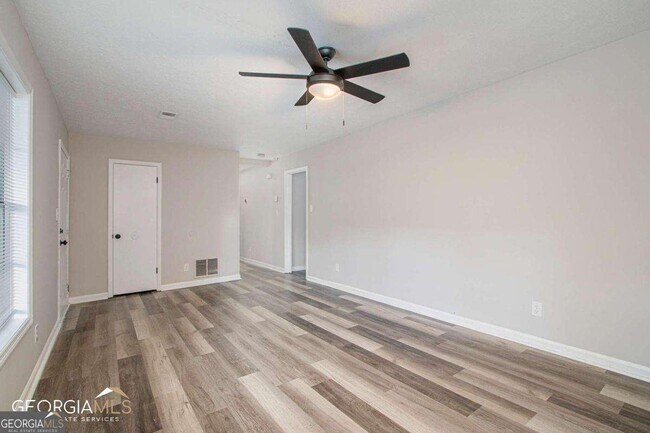 Building Photo - 2243 7 Oaks Cir