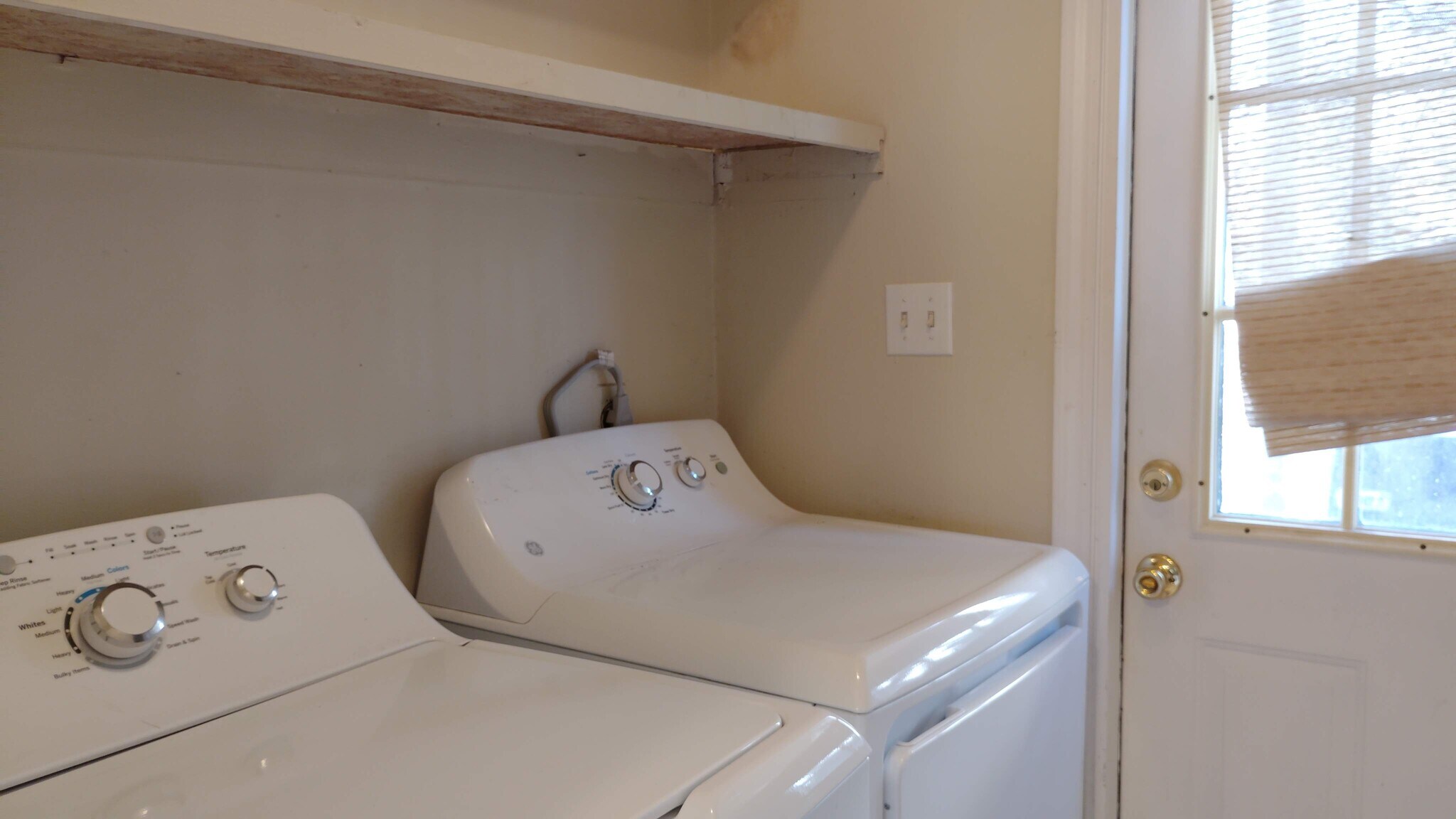 Building Photo - 502 Oak Circle Dr