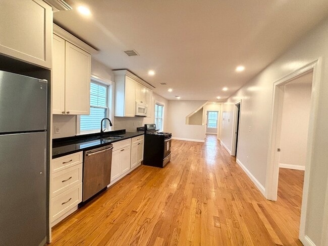 Building Photo - 156 Bow St