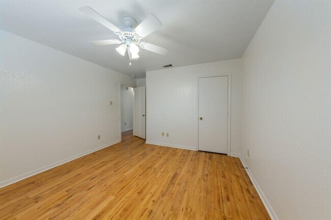 Building Photo - 2703 Cypress Ln