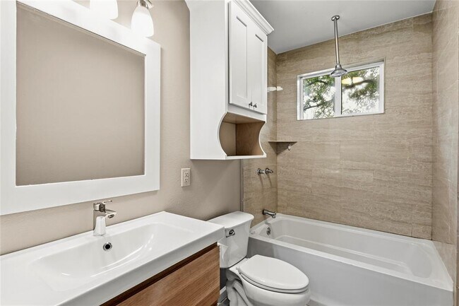 Building Photo - 18000 Lafayette Park Dr