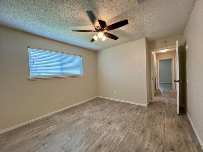 Building Photo - 11842 S Fairhollow Ln