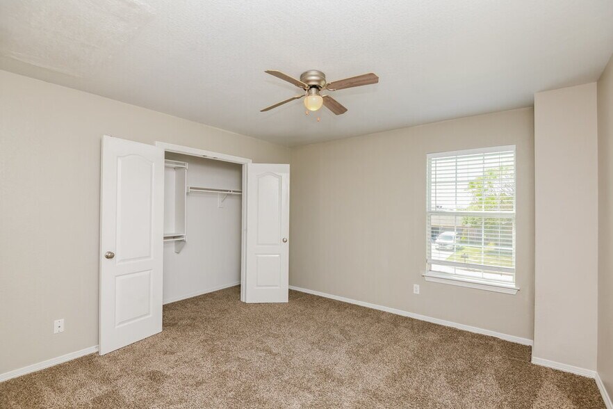 Building Photo - 425 NE Murphy Rd